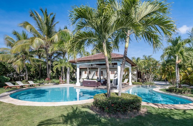 Beautiful Villa with Pool Gym and Maid