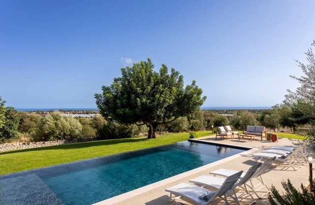 Beautiful villa with pool, jacuzzi and panoramic view of the countryside.
