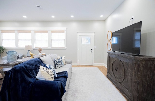 Beautiful Walk to Downtown and Historic District