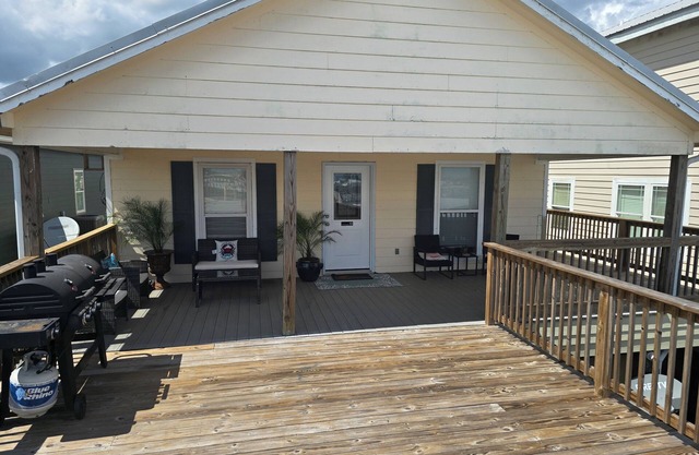 Beautiful Waterfront 3Bdr/2 Bath in Venice MarinanREMODLEDnNO BOAT SLIP OR ICE