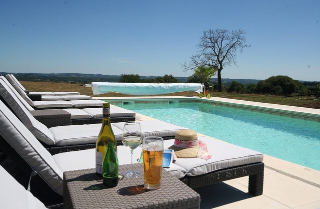 Beautifully appointed Farmhouse sleeps 6 with pool and far reaching views