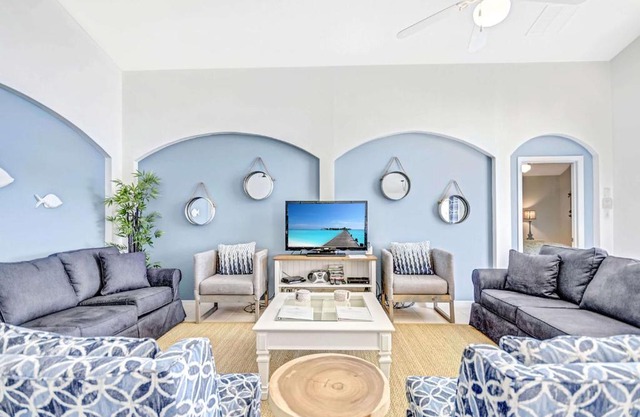 Beautifully Decorated Remodeled Pool Home
