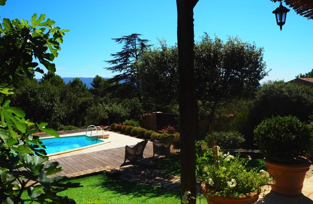 Beautifully decorated house in a quiet natural setting with swimming pool and tennis court