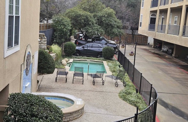 Beautifully remodeled condo 2b/2bth conveniently in West Village, Uptown Dallas
