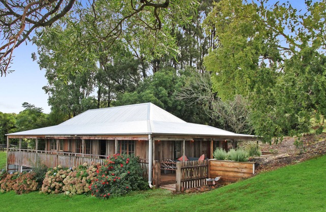 Beautifully renovated Mountain cottage with Ocean view
