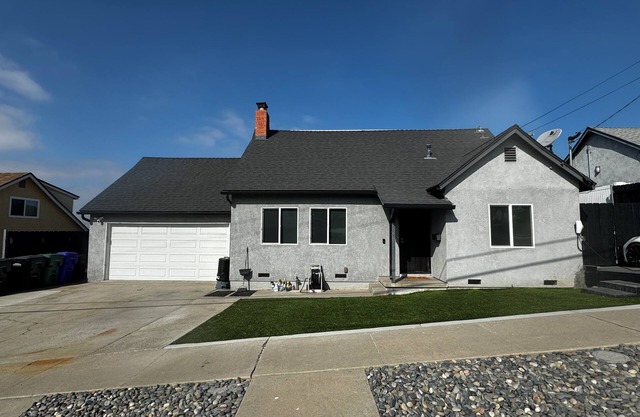 Beautifully Renovated 3BR 2BA Home, Large Backyard