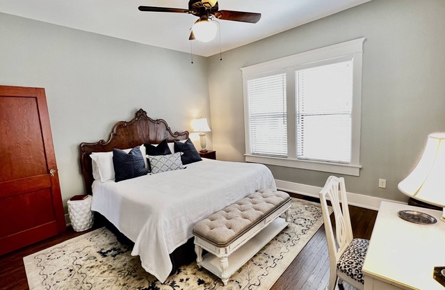 Beautifully restored 4 bedroom 1924 Craftsman Style Southern home w/Gas Range