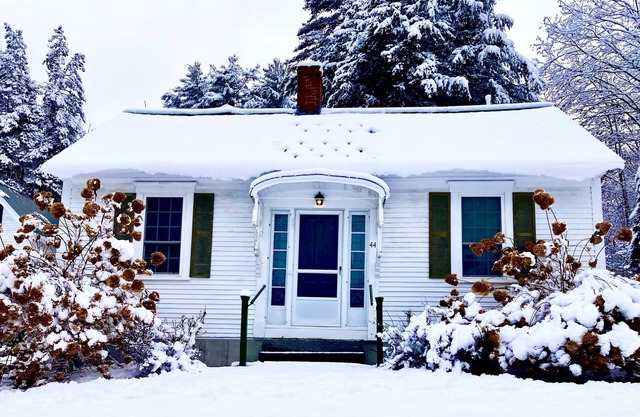 Beautifully restored historical cottage in neighborhood alongside Long Lake, ME