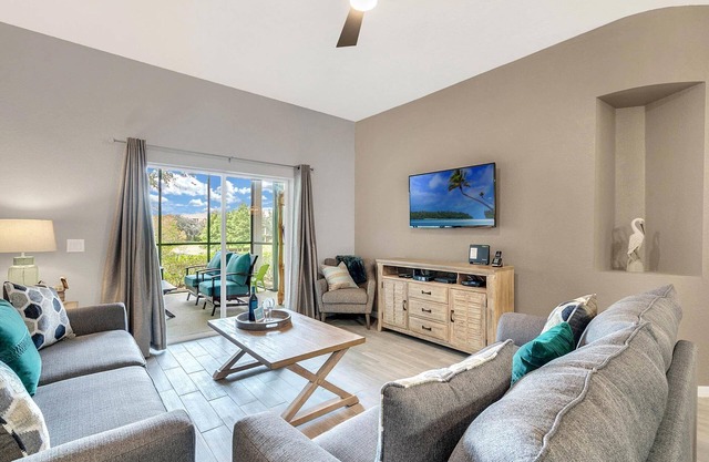 Beautifully updated large family condo with King suite only minutes to Disney