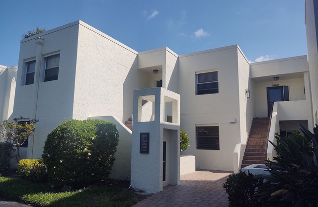 Beautifully updated upstairs 3bed/2bath condo in The Meadows!