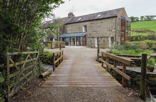BECKSIDE HALL, pet friendly, with open fire in Sedbergh