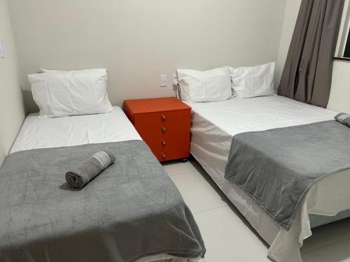 Beira do rio com píer e piscina