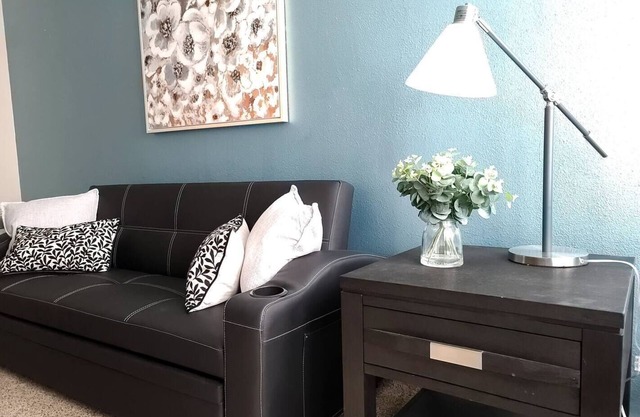 Bella Beige, 2 QB, 1 BA, WIFI, Near Old Town