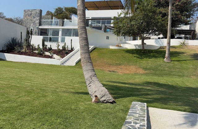 Belle Vue" house, with a spectacular view of the Tequesquitengo Lake.