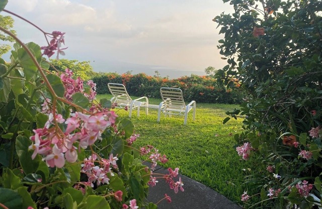 Belle Vue Kona B&B Rose Garden Suite - Breathtaking Views and Island Comfort