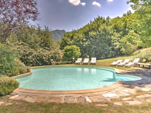 Belvilla by Oyo Rustic holiday home with pool