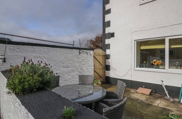 BENSTEAD COTTAGE, pet friendly, character holiday cottage in Gosforth