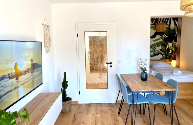 Best Butler Jungle Suite - Central - Netflix - Big Box