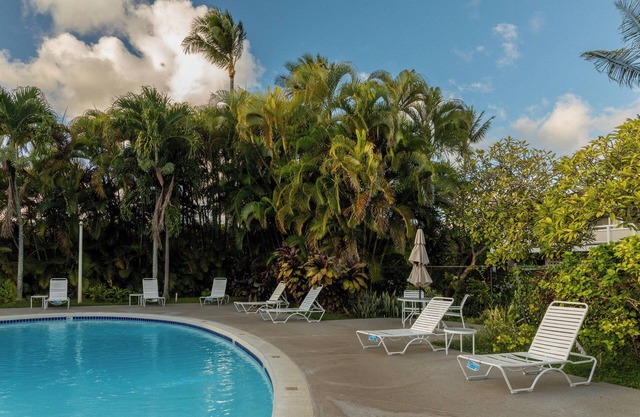 Best Choice! Unit with Kitchen, Outdoor Pool, Free Parking Onsite!