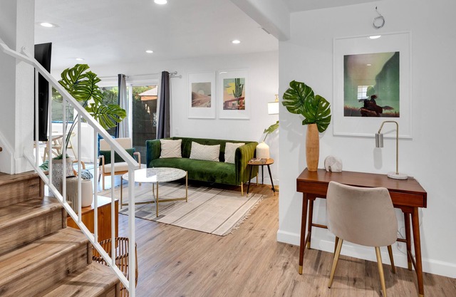 Best location! Charming staycation w/ pool, Near Disney, Sleeps 10