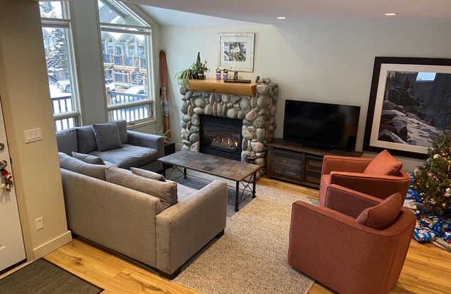 BEST LOCATION ON THE MOUNTAIN! Thunder Ridge 3 BR Ski in/Out Condo. Sleeps 8.