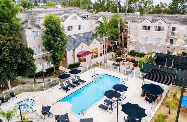 Best Pick! Unit with Full Kitchen, Outdoor Pool, Free Breakfast, Pets Allowed!