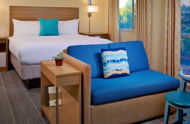 Best Value, Quality Stay! Comes w/ Free Parking, Outdoor Pool, Pets Allowed!