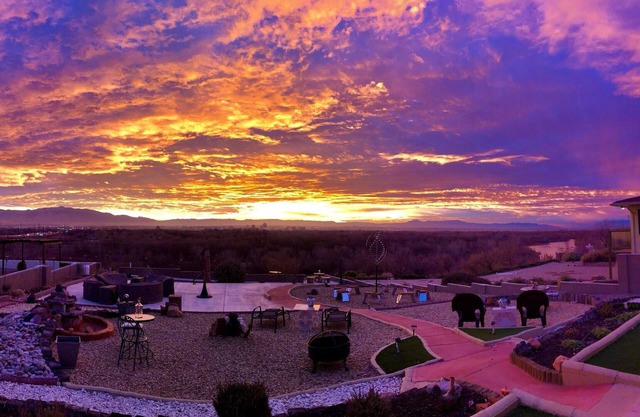 Best view in town. Minutes away from Old town and the Albuquerque zoo