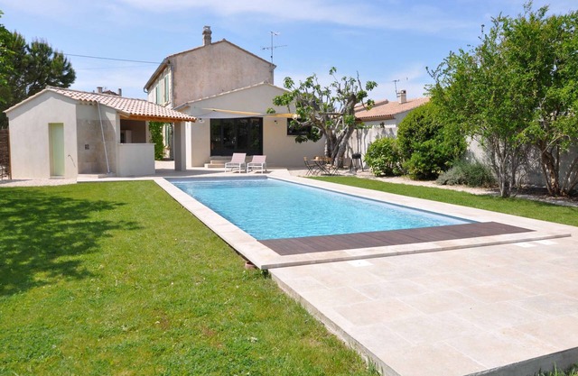 Between Avignon and Les Alpilles, vacation home on the outskirts of the village of Rognonas, animals.