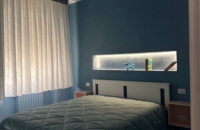 Between sea and castle. Bright, beachfront apartment. Sleeps 4