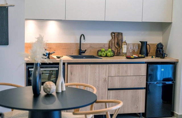 BH009 - C - Suite Volos