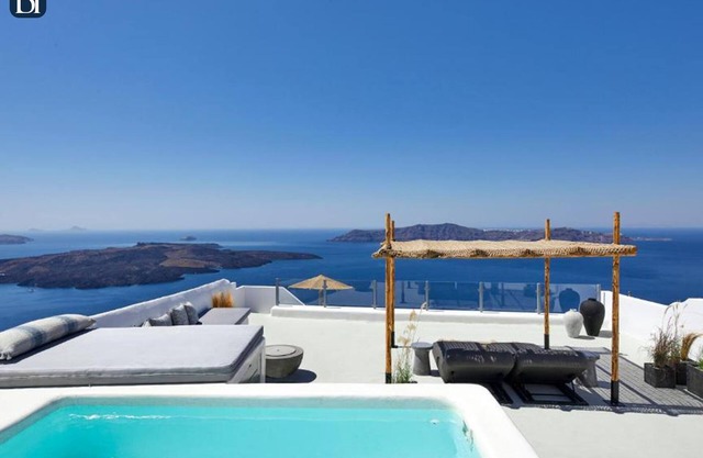 BH549 - C - Suite Santorini