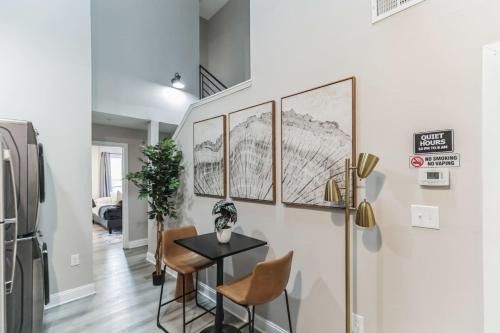 Bi-Level 2BR Loft in Old City