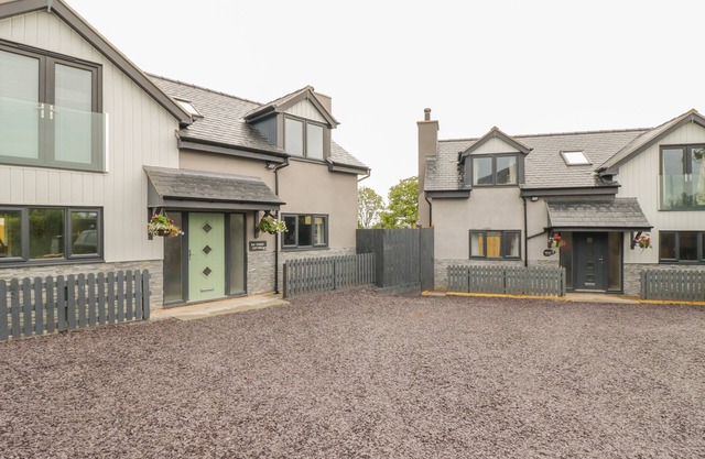 BIG AZZLES, pet friendly, country holiday cottage in Benllech