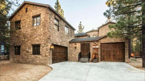 Big Bear Castle by AvantStay Private Home in Great Big Bear Location w Hot Tub