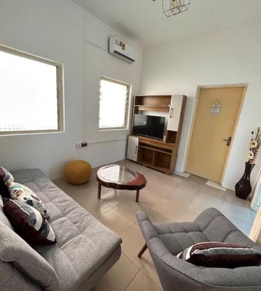 Big, Beautiful & secure house - Oxford st Barnor