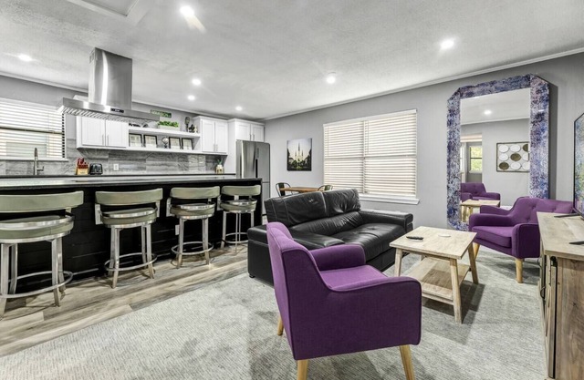 Big Easy: 2 Bedrooms, 2nd floor, Walk to A&M, Comfy King Beds