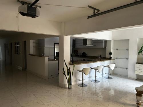 Big house with garage in Yumbo Valle