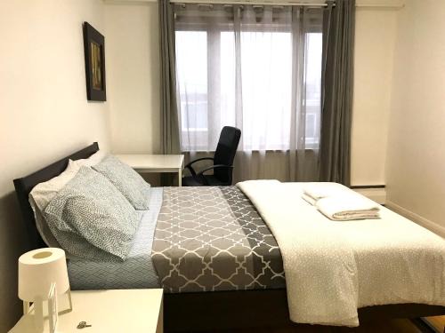 Big Private Room MidMontreal next to station metro - Parking free