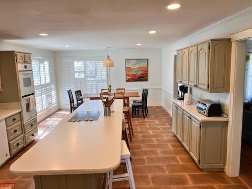 Big space inside and out, 15min to UofA w 1acre