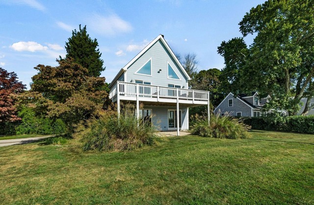 Bike or walk to Kelly Beach in Bonnet Shores! Bright&Spacious Beach Home!