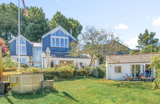 Binham Cottage is a well-appointed and generous house sleeping 11 guests