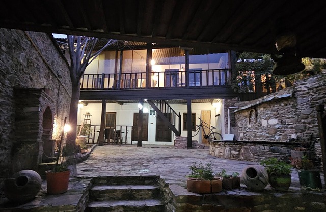 Birgi Mai Siyah Konak; Osmanlı döneminden kalma bağımsız girişli evler.