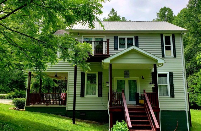 Bit O' Time Vintage Lake Retreat Grayson/Olive Hill KY. Sleep 20, 6 bdrm, 5 bath