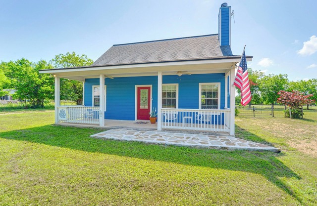 Blanco's Blue Cottage Inn w/Patio, Grill & Porch