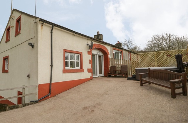 BLENG BARN COTTAGE, pet friendly, with hot tub in Gosforth
