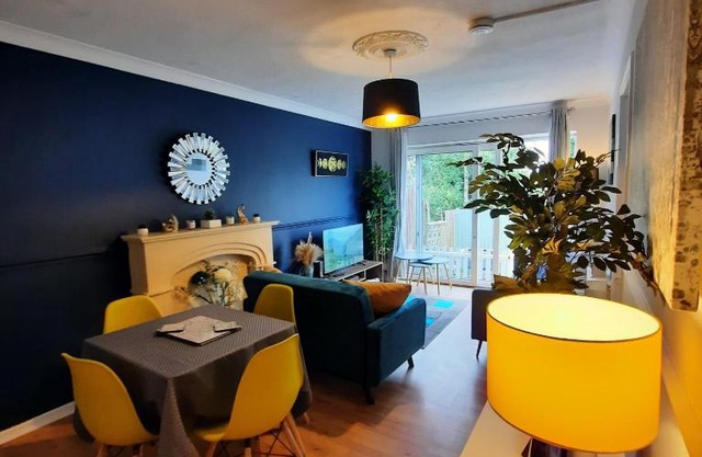 Blenheim Way is a beautiful apartment in a quiet location yet minutes from major attractions and City centre Great for families Sleeps 6