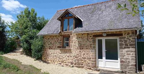 Bleu - 3 star small gite with hot tub and heated pool