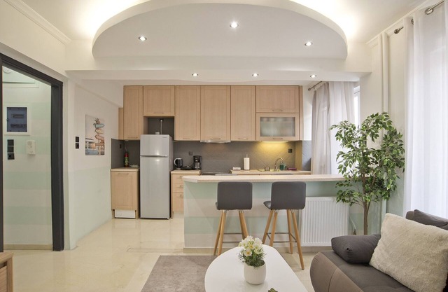 Blue Dream Modern Piraeus Apt, Walk to Beach