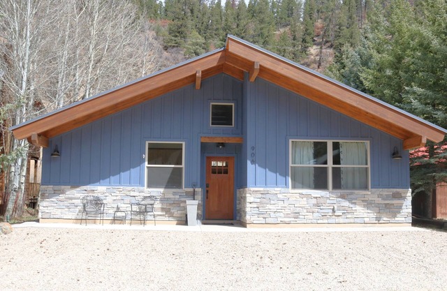 Blue Heaven - In Town - On the River - Fireplace - Washer/Dryer
